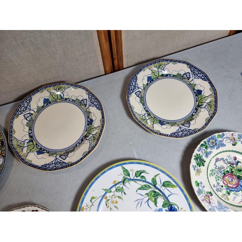 66 - Collection of 9x collectable plates, inc 2x Masons plates, a Wedgwood hand painted plate, 3x Royal W... 