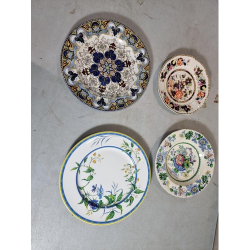 66 - Collection of 9x collectable plates, inc 2x Masons plates, a Wedgwood hand painted plate, 3x Royal W... 