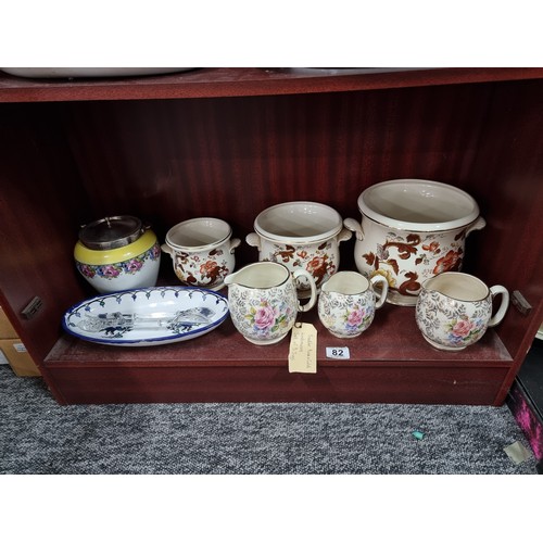 82 - Quantity of collecatbles inc a graduated Masons Brown Velvet ceramic pot set, a graduated Sadler ros... 