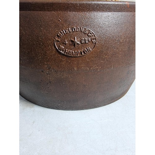 85 - Good quality vintage cast iron T Sheldon & Co of Wolverhampton 4 gallon pot has name of maker stampe... 