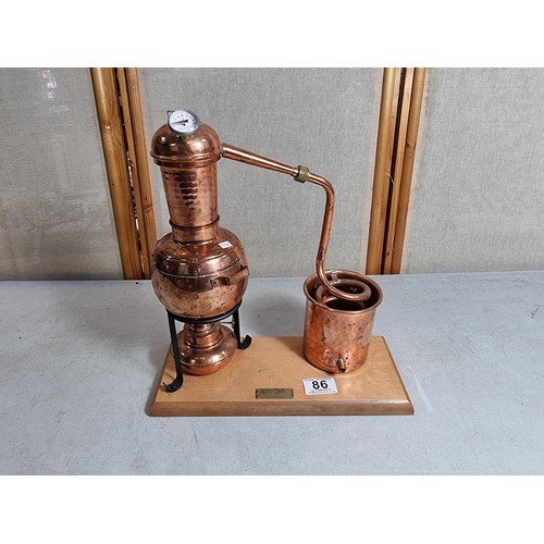 86 - Good quality Al Ambiq Copper Still for Gin, with wooden plinth complete with burner and temp gauge, ... 