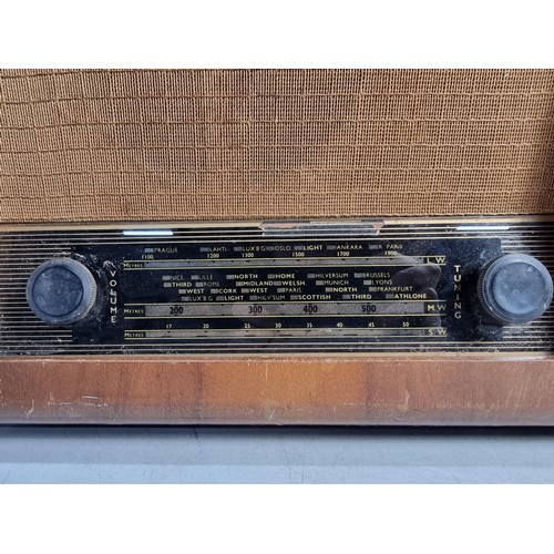 123 - Vintage Pye Cambridge England 3 band radio with LW, MW and SW bands, due to the vintage nature of th... 