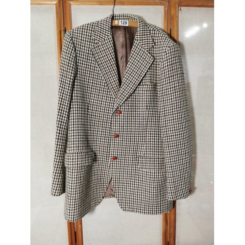 129 - A good quality 1970's Harris Tweed men's Dunn & Co dog tooth sports jacket in good order size large