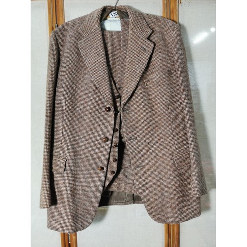 130 - A good quality gents 3 piece tweed suit in good order consisting of blazer, waistcoat and trousers a... 