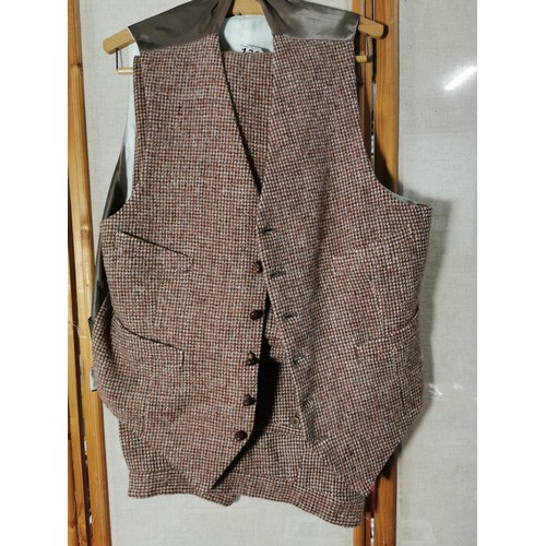 130 - A good quality gents 3 piece tweed suit in good order consisting of blazer, waistcoat and trousers a... 