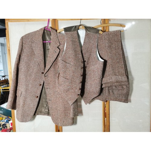 130 - A good quality gents 3 piece tweed suit in good order consisting of blazer, waistcoat and trousers a... 
