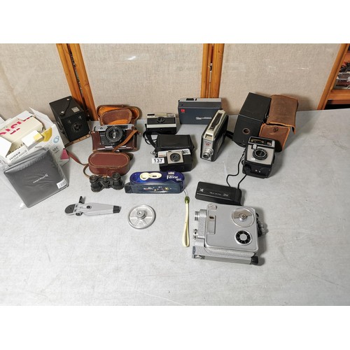 137 - Large quantity of vintage cameras inc boxed box cameras, Kodak Instamatic 25, Adfa X-126, Cine Kodak... 