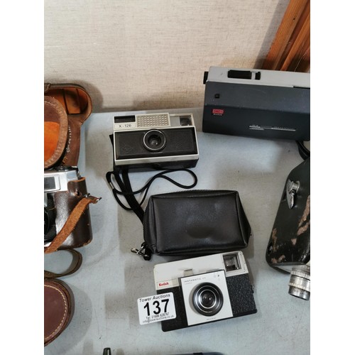 137 - Large quantity of vintage cameras inc boxed box cameras, Kodak Instamatic 25, Adfa X-126, Cine Kodak... 