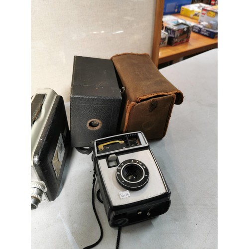 137 - Large quantity of vintage cameras inc boxed box cameras, Kodak Instamatic 25, Adfa X-126, Cine Kodak... 