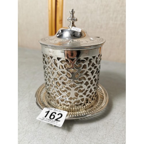 162 - Good quality Harrods stamped silver plated biscuit barrel standing of 3x claw and ball feet with dec... 