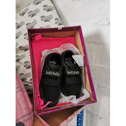 399 - Large New Balance hold all containing a large quantity of shoes, hand bags etc inc a pair of boxed L... 