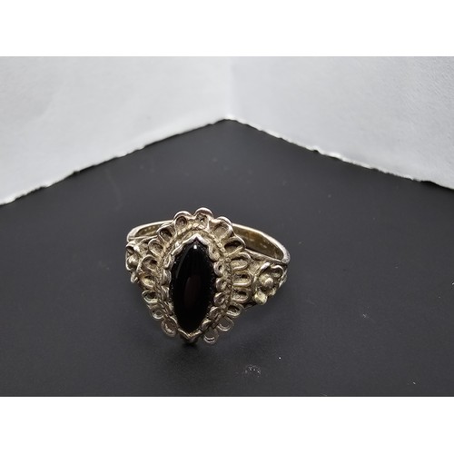 220 - A good vintage 925 sliver ring with an ornate design inset with a black onyx stone in good clean con... 