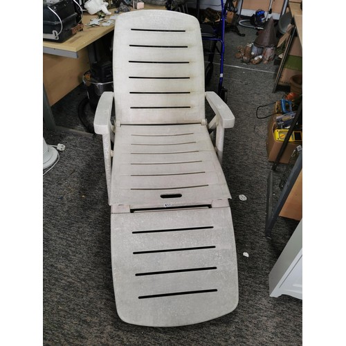 411 - Large white foldable white sun lounger reclines almost flat in overall good condition would require ... 