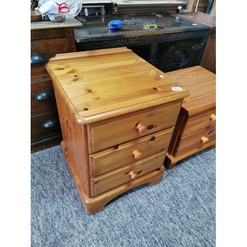 453 - 2x pine bedside cabinets inc a 3 drawer cabinet by Ducal on castors and a two drawer cabinet both in... 