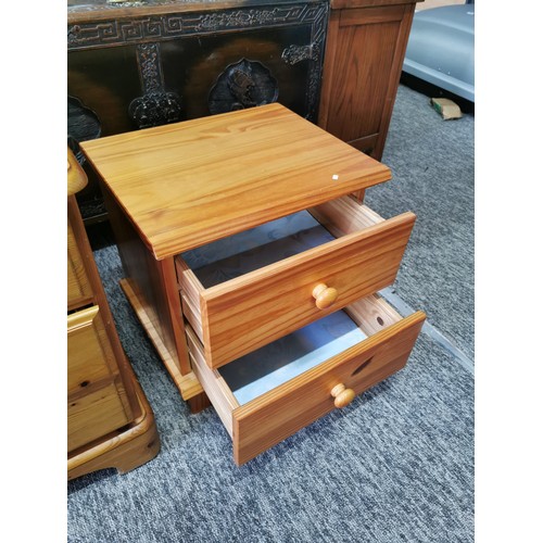 453 - 2x pine bedside cabinets inc a 3 drawer cabinet by Ducal on castors and a two drawer cabinet both in... 