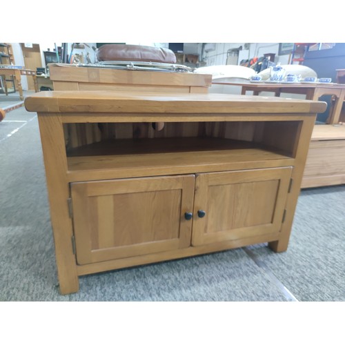 451 - Morden light oak TV unit with cupboards to the base in excellent clean condition Total height 67cm t... 