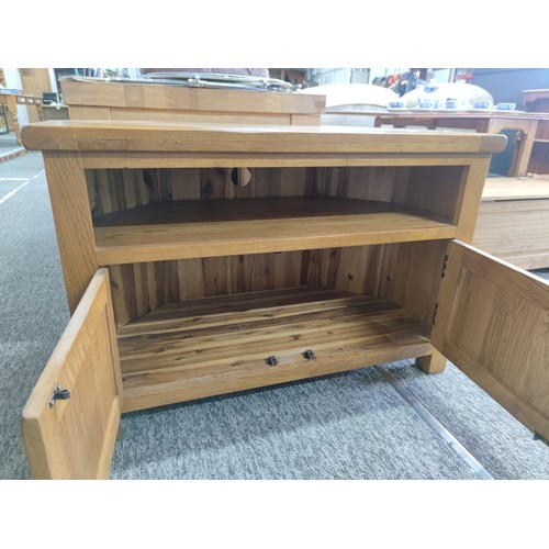 451 - Morden light oak TV unit with cupboards to the base in excellent clean condition Total height 67cm t... 