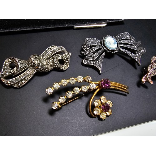 233 - A suite of costume brooches on 2 boards which includes some ornate jewelled animal formed brooches f... 