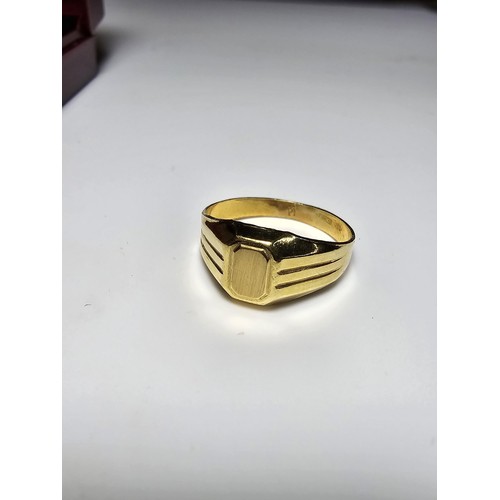 236 - Good quality hallmarked 18ct. yellow gold unisex ring, having a blank cartouche to the top, in excel... 