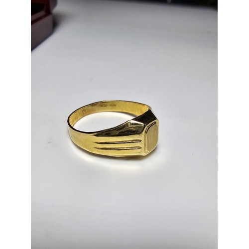 236 - Good quality hallmarked 18ct. yellow gold unisex ring, having a blank cartouche to the top, in excel... 