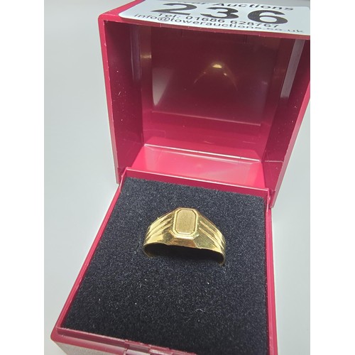 236 - Good quality hallmarked 18ct. yellow gold unisex ring, having a blank cartouche to the top, in excel... 