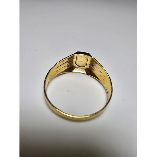 236 - Good quality hallmarked 18ct. yellow gold unisex ring, having a blank cartouche to the top, in excel... 