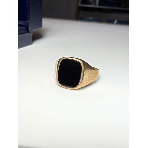 235 - Good quality vintage gents hallmarked 9ct. gold ring inset with a black onyx stone, ring is in good ... 
