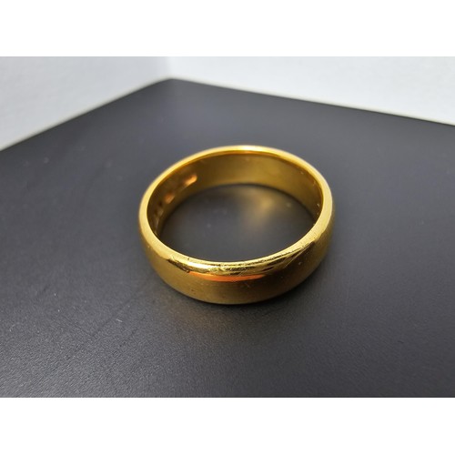 244 - Good quality antique hallmarked 22ct. yellow gold plain wedding band ring which is in very good look... 