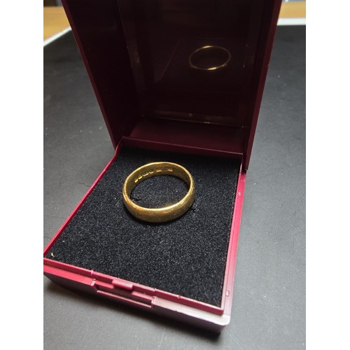 244 - Good quality antique hallmarked 22ct. yellow gold plain wedding band ring which is in very good look... 