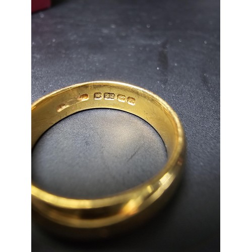 244 - Good quality antique hallmarked 22ct. yellow gold plain wedding band ring which is in very good look... 