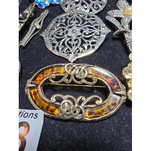193 - A suite of 11x various pretty vintage brooches to include a gilt filigree red jewelled brooch, an or... 