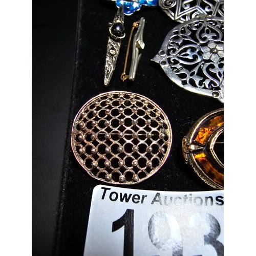 193 - A suite of 11x various pretty vintage brooches to include a gilt filigree red jewelled brooch, an or... 