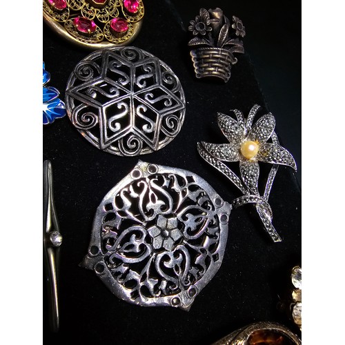 193 - A suite of 11x various pretty vintage brooches to include a gilt filigree red jewelled brooch, an or... 