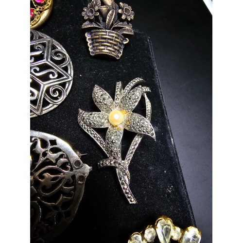 193 - A suite of 11x various pretty vintage brooches to include a gilt filigree red jewelled brooch, an or... 