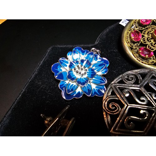 193 - A suite of 11x various pretty vintage brooches to include a gilt filigree red jewelled brooch, an or... 