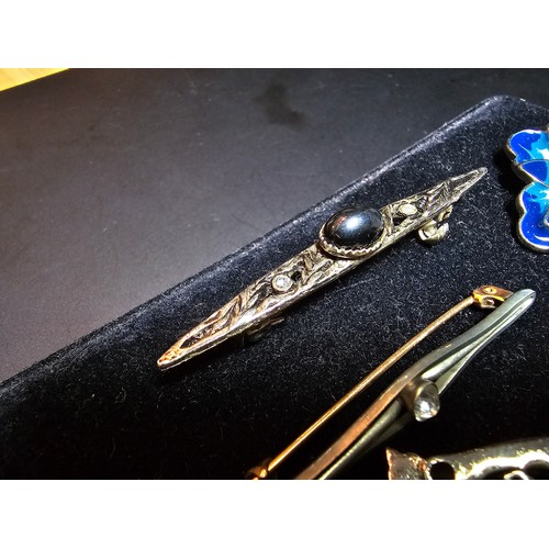 193 - A suite of 11x various pretty vintage brooches to include a gilt filigree red jewelled brooch, an or... 