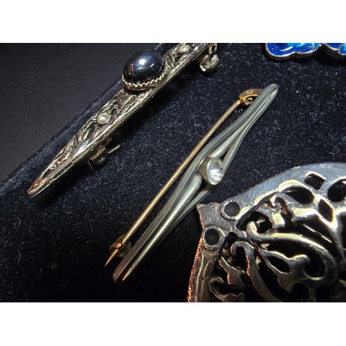 193 - A suite of 11x various pretty vintage brooches to include a gilt filigree red jewelled brooch, an or... 