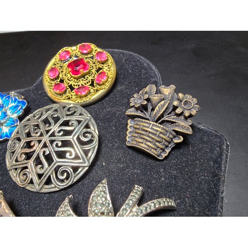 193 - A suite of 11x various pretty vintage brooches to include a gilt filigree red jewelled brooch, an or... 