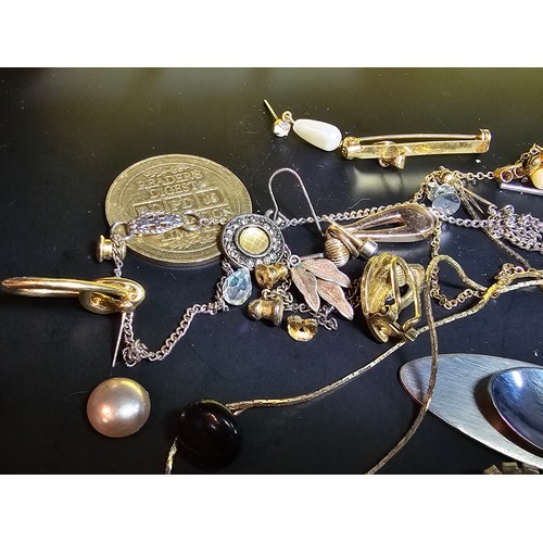 194 - A large quantity of various jewellery to include an ornate matching vintage turquoise and coral neck... 