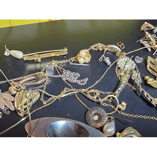 194 - A large quantity of various jewellery to include an ornate matching vintage turquoise and coral neck... 