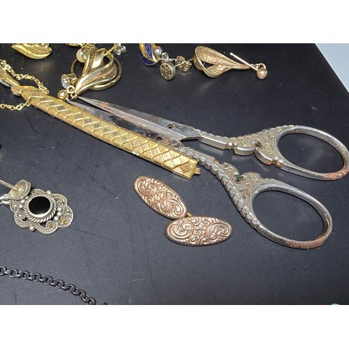 194 - A large quantity of various jewellery to include an ornate matching vintage turquoise and coral neck... 