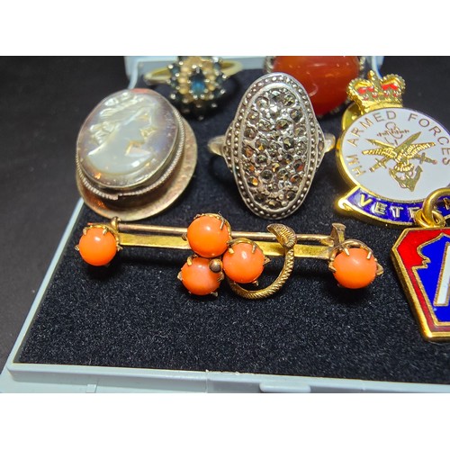 197 - A small collection of good quality vintage jewellery to include a pretty gold plated bar brooch inse... 