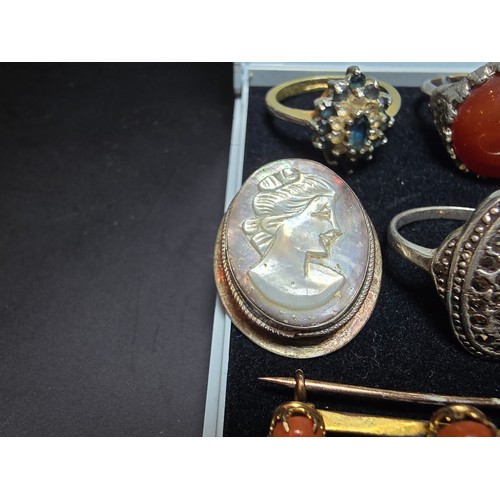 197 - A small collection of good quality vintage jewellery to include a pretty gold plated bar brooch inse... 