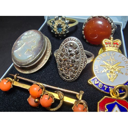 197 - A small collection of good quality vintage jewellery to include a pretty gold plated bar brooch inse... 