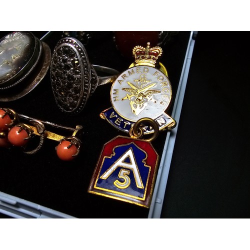 197 - A small collection of good quality vintage jewellery to include a pretty gold plated bar brooch inse... 
