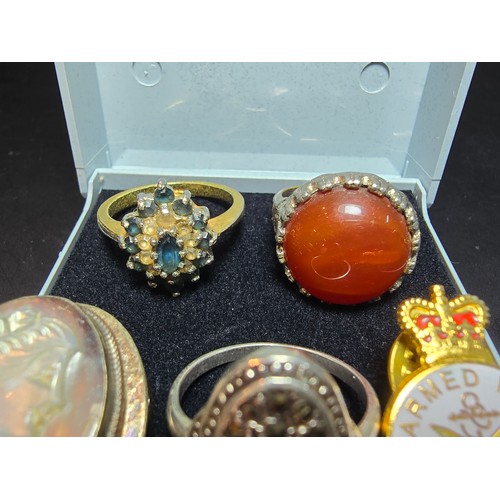 197 - A small collection of good quality vintage jewellery to include a pretty gold plated bar brooch inse... 
