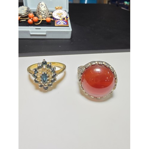 197 - A small collection of good quality vintage jewellery to include a pretty gold plated bar brooch inse... 