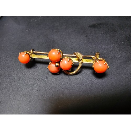 197 - A small collection of good quality vintage jewellery to include a pretty gold plated bar brooch inse... 