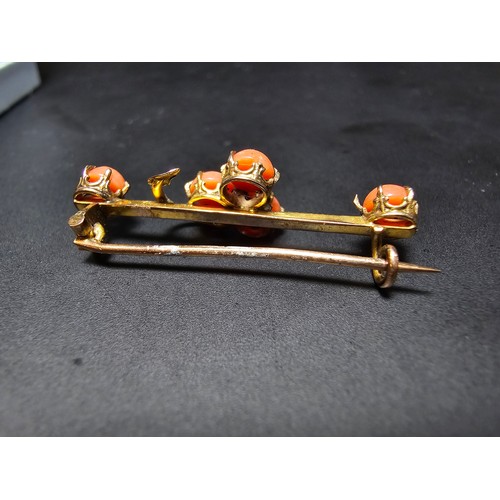 197 - A small collection of good quality vintage jewellery to include a pretty gold plated bar brooch inse... 