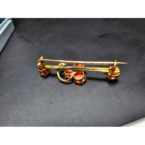 197 - A small collection of good quality vintage jewellery to include a pretty gold plated bar brooch inse... 